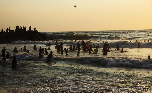 تصاویر : افزایش دما و پناه بردن مردم غزه و رام الله به دریا