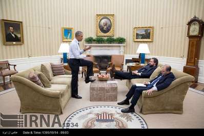 باراک اوباما در حال صحبت با دو نفر از مشاوران خود در اتاق خصوصی رئیس جمهور در کاخ سفید.