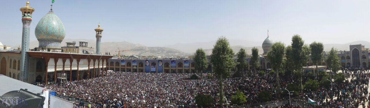 نمایی متفاوت از حضور مردم شیراز در سخنرانی رییس جمهور در شاهچراغ/عکس