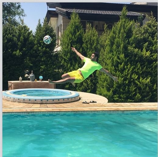 برگردان زدن مجیدی بر روی استخر/ عکس