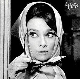 ادری هیپبورن، بازیگر هالیوود در دهه 70 است كه یاد او برای دوستداران سینما هیچ‌وقت رنگ فراموشی نخواهد گرفت. در چندین عكس باقی مانده از این بازیگر او با روسری و شال دیده می‌شود. بعضی از این عكس‌ها متعلق به فیلم‌هایی هستند كه ادری هیپبورن در آنها نقش بازی كرده و حجاب بخشی از لباس صحنه او بوده است اما این سوی دوربین هم، او بارها شال یا روسری سر كرده است. انگار خودش هم خوب می‌دانست كه حجاب زیبایی چهره كلاسیكش را برجسته‌تر می‌كند. 