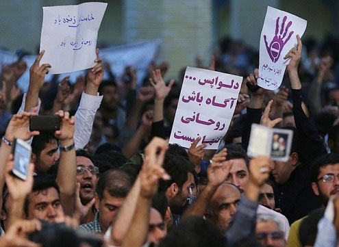 عکس: حمایت از روحانی در مقابل دلواپسان