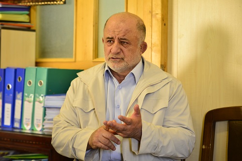 گفت و گوی خواندنی نامه نیوز با یک نماینده جنجالی مجلس : رای آوردن آخوندی، دلخوری سیاسی سال 96 من است/من پان ترک نیستم مسلمانم/ من آن خبرنگار را نزدم ، اصلا خبرنگار نبود فضول بود/ بهترین رفیق سیاسی من علیرضا محجوب است/ من و پزشکیان ، وزیر بهداشت را نالایق می دانیم/ پدرم به من یاد نداده به عید دیدنی سیاسی بروم/ لاریجانی به قسمی که خورده احترام بگذارد/ نمی دانم پوپولیست یعنی چه اما ابایی ندارم به خاطر دفاع از کارگرها مسخره شوم
