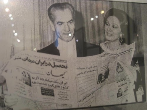 شاه در حال خواندن روزنامه کیهان/عکس