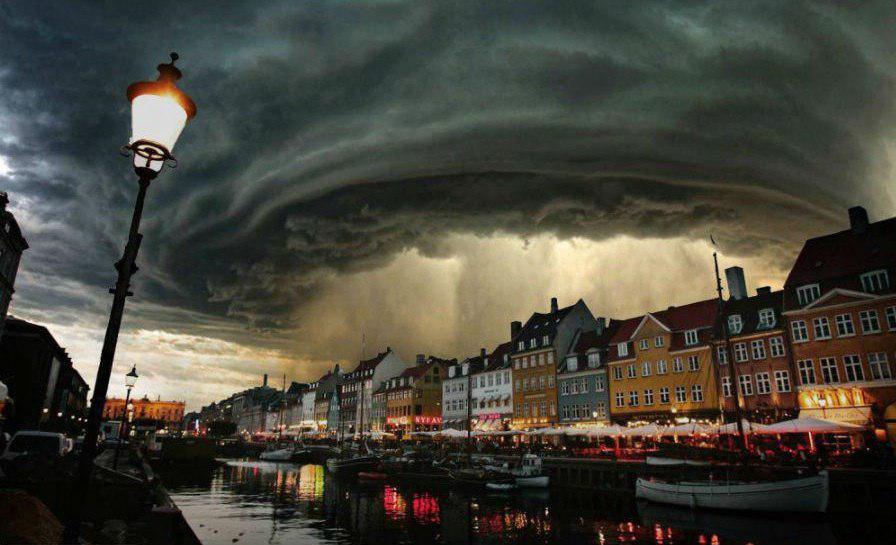 تصویری شگفت انگیز از بارش باران و طوفان دانمارک