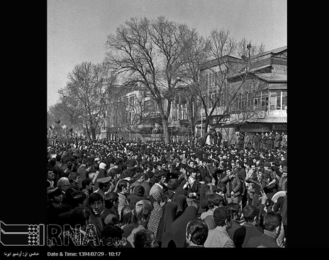 روز عاشورای حسینی (13بهمن 1352 )، مردم تهران درمراسم عزاداری در محدوده بازار تهران شرکت می کنند