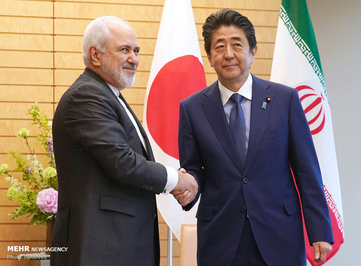 محمد جواد ظریف به دعوت همتای ژاپنی خود، تارو کونو به توکیو سفر کرد و طی این سفر با شینزو آبه نخست وزیر ژاپن دیدار و گفتگو کرد. نکته مهم در این سفر آن است که پیشتر گمانه زنی هایی مبنی بر وساطت و میانجی گیری ژاپن برای مذاکره بین ایران و آمریکا انجام شده بود. اما ظریف در این سفر احتمال مذاکره با آمریکا را منتفی دانست و گفت: «هیچ امکانی برای مذاکره وجود ندارد.»