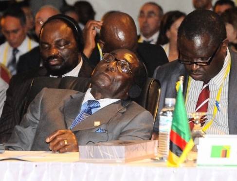 توجیه چرت زدن رئیس جمهور 93 ساله در نشست‌های بین‌المللی: خواب نیست فقط چشمانش را می‌بندد