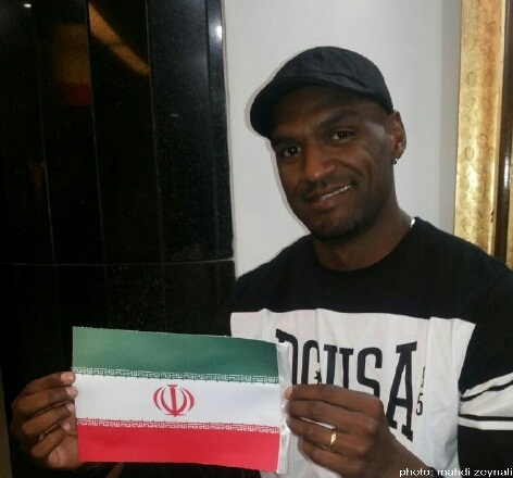 پرچم ایران در دستان مدافع برزیلی تراکتورسازی/عکس