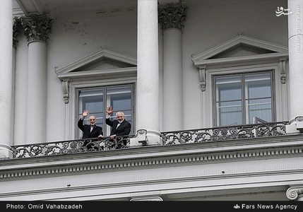 ظریف و صالحی در بالکن هتل محل مذاکرات/عکس