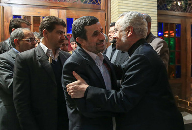 احمدی نژاد در مراسم ختم مادر محمدرضا رحیمی. آبان 1393