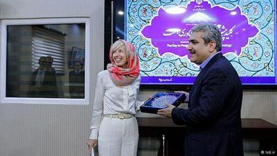 سریال انتقاد به دیپلمات‌های زن ایتالیایی با انتقاد از نحوه لباس پوشیدن استفانیا جانینی وزیر آموزش، پژوهش و دانشگاه‌های ایتالیا در دیدار با سورنا ستاری، معاون علمی و فناوری حسن روحانی تکمیل شد. گرچه به نظر می‌رسد طرف ایتالیایی سعی کرد در سفر روحانی به رم با پوشاندن مجسمه‌های عریان در محل برگزاری نشست پایانی این اتفاقات را 