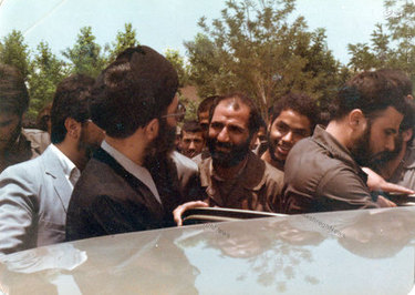 آیت الله خامنه‌ای درحال ترک محوطه مجلس پس از به جای آوردن مراسم تحلیف اولین دوره ریاست جمهوری