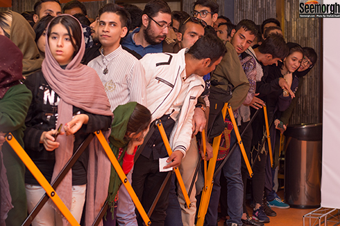 فشار جمعیت به حفاظ در مگامال