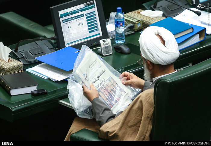نماینده مجلس در حال مطالعه روزنامه کیهان/ عکس