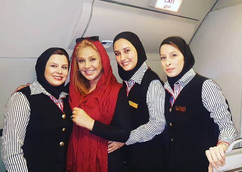 نسرین مقانلو در کنار مهمانداران زن