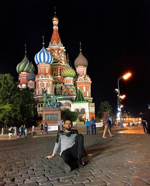 محسن افشانی در کنار کاخ کرملین/عکس