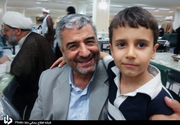 سلفی‌های یک کودک با سرداران سپاه/ عکس