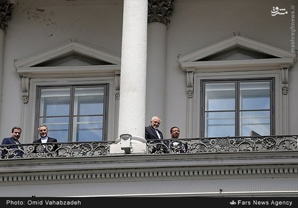 ظریف و صالحی در بالکن هتل محل مذاکرات/عکس