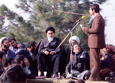  فرزند شهید حاج صادق امانی در حال خوشامدگویی به امام خمینی