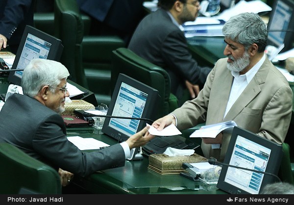 ‫گپ عارف و مطهری در مجلس/ عکس‬‎