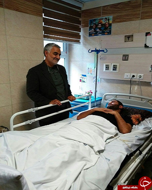 سردار سلیمانی بر بالین یک جانباز /عکس