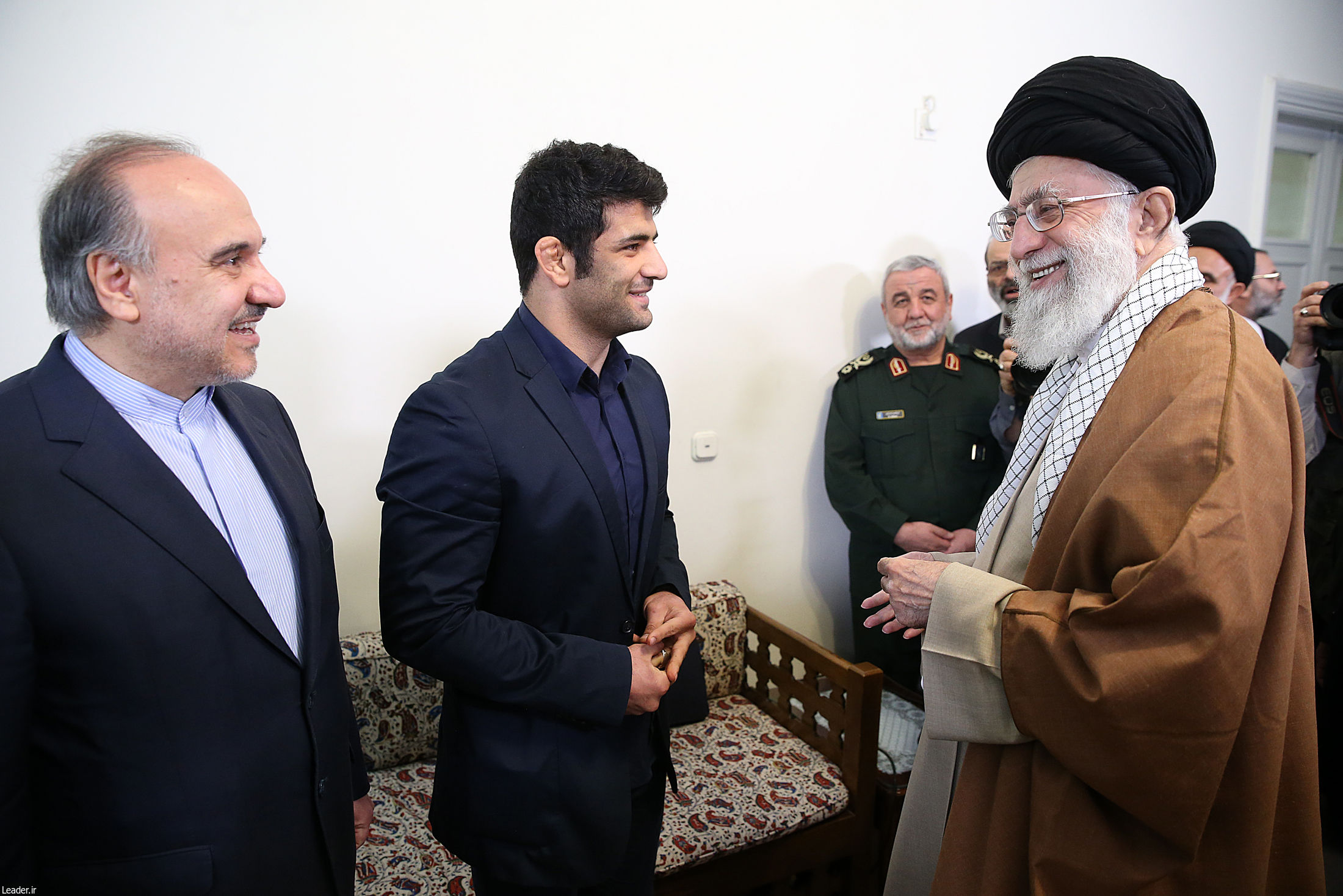 رهبر انقلاب به علیرضا کریمی: عزت آفرینی کردید، برای هدف بزرگ از حق خود گذشتید /مسئولان نباید در تجلیل و پاداش مادی کوتاهی کنند