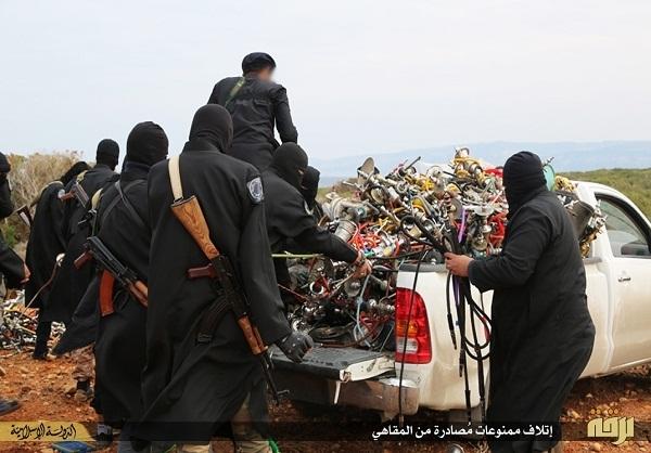 جمع آوری قلیان و سیگار توسط داعش + عکس