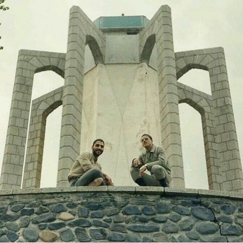 عکسی قدیمی و جالب از مهران مدیری درحال بازگشت از مناطق جنگی