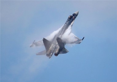 جنگنده سوخو 35 این جنگنده تک سرنشین و دو موتوره مدل پیشرفته سوخو 27 به شمار می‌رودکه دارای قدرت مانور فوق‌العاده‌ای در حین پرواز است