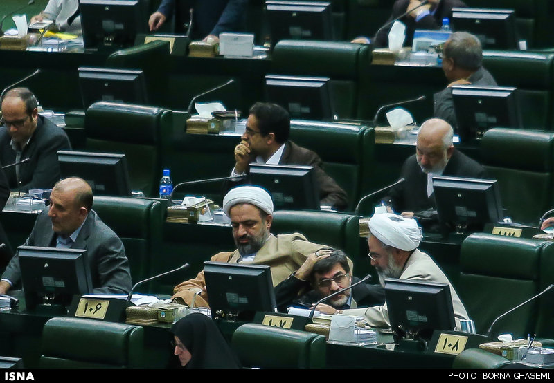 ژست جالب سه نماینده دلواپس/عکس