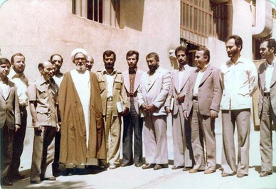 آیت الله مهدوی کنی در کنار جمعی از انقلابیون