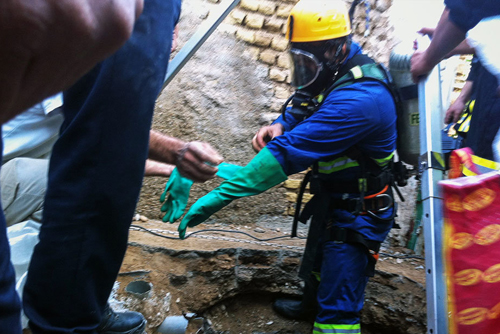 (تصاویر) پنهان‌کردن جسد برادر در چاه فاضلاب