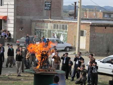 جوان مریوانی قلیان های مغازه خود را آتش زد (+عکس)