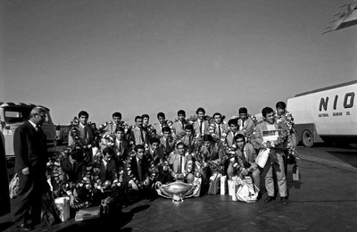  بازگشت منصور پورحیدری و دیگر اعضای تیم فوتبال باشگاه تاج از سفر به هندوستان در سال 1348 بازگشتند.