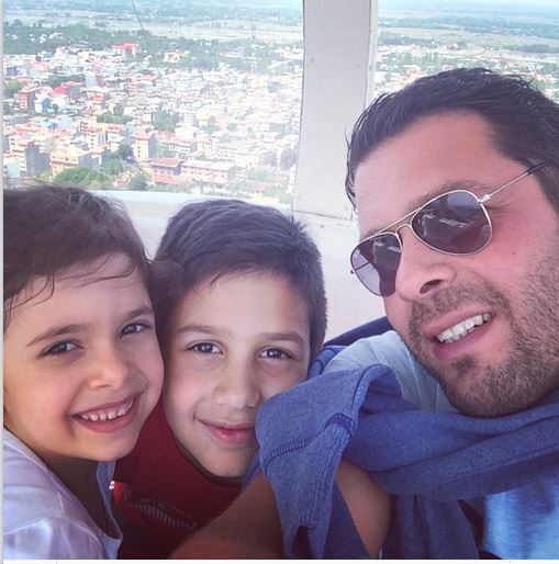 سلفی پژمان بازغی با فرزندانش در بام سبز لاهیجان/ عکس