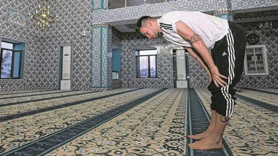 جنجال نماز خواندن فوتبالسیت سرشناس آلمانی +عکس