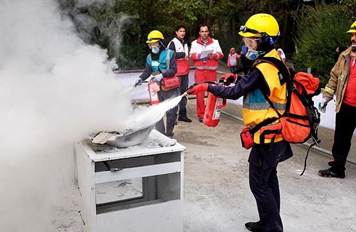 (تصاویر) مسابقه زنان امداد و نجات در تهران