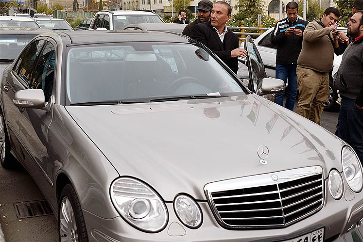 ماشین خوش رنگ حمید درخشان را تا به حال دیده اید؟ / عکس