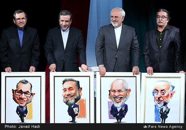 اعضای تیم مذاکره کننده هسته ای در کنار کاریکاتورشان/عکس