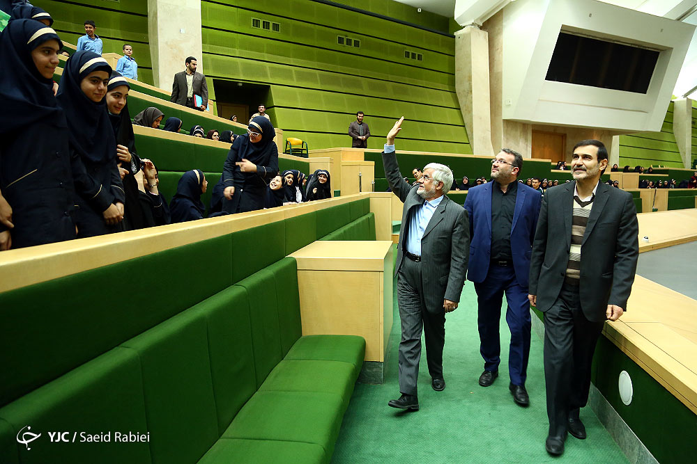 دور افتخار عارف در صحن علنی مجلس!/عکس