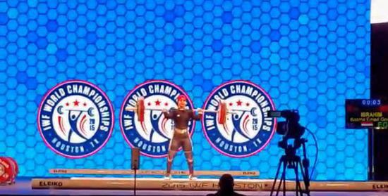 اولین زن محجبه در مسابقات وزنه‌برداری جهان (فیلم)