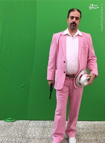 بازیگر نقش ارسطو در پایتخت با کت و شلوار صورتی/ عکس