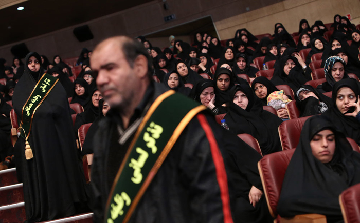 (تصاویر) اعتراض آمر به معروف به لاریجانی