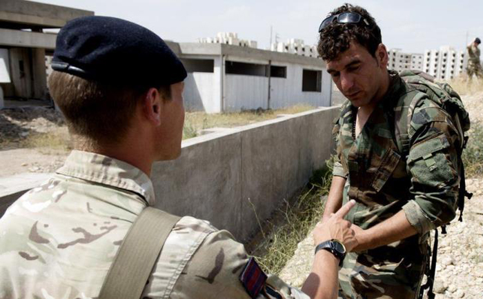 (تصاویر) آموزش انگلیسی‌ها به سربازان کرد