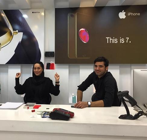 همکاری سمانه پاکدل با یک فروشگاه اپل سنتر