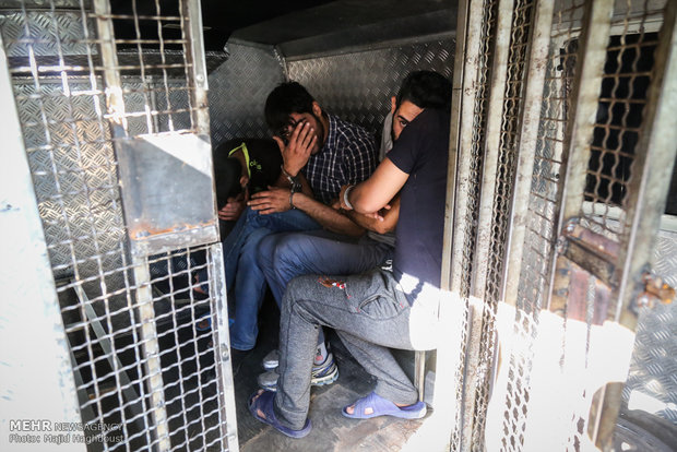 اعتراف سارقان به بیش از ۶۰۰ فقره سرقت لوازم داخل خودرو