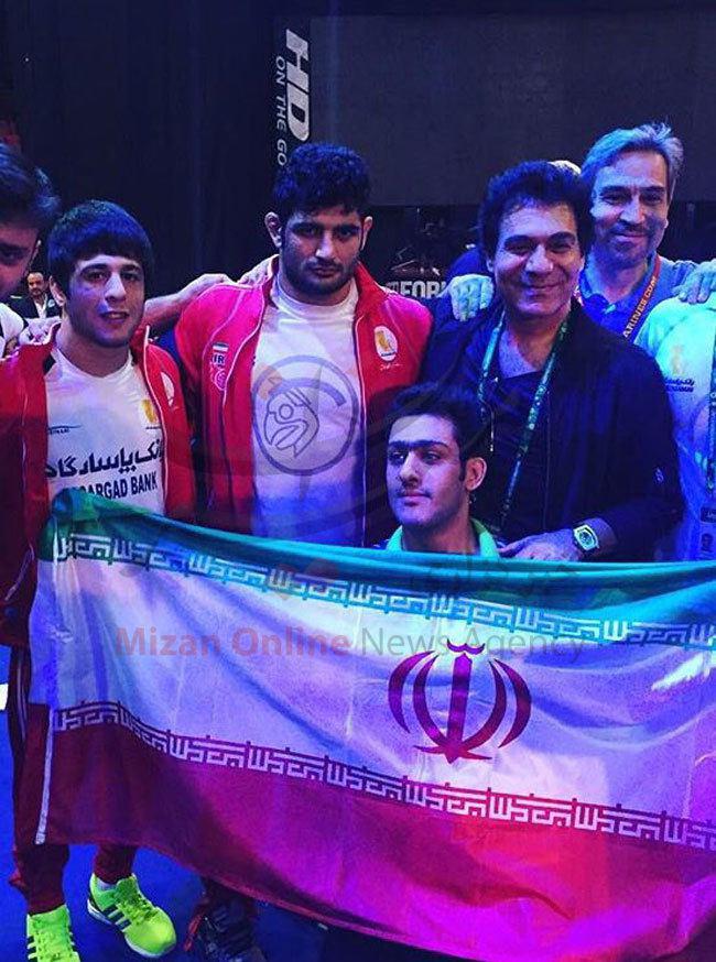 خواننده لس آنجلسی در بین کشتی گیران ایرانی/ عکس