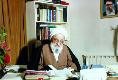 آیت الله مهدوی کنی در دفتر کارش 