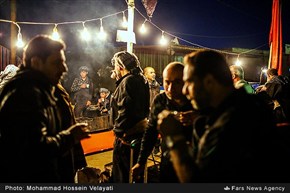 پذیرایی از زائران حسینی در مسیر پیاده روی نجف تا کربلا